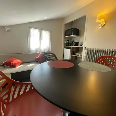 לינה וארוחת בוקר Comme A La Maison - 2 Et 1 Salon 3*